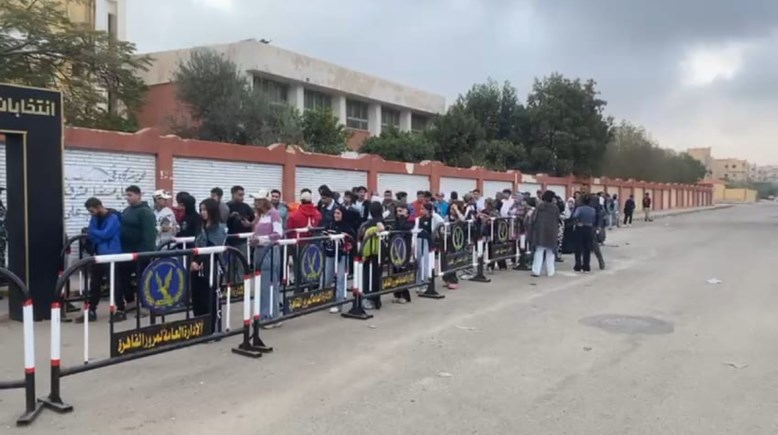 الناخبين أمام اللجان الانتخابية