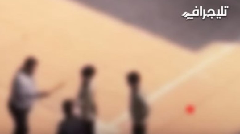 المعلم يعتدي على الطلاب