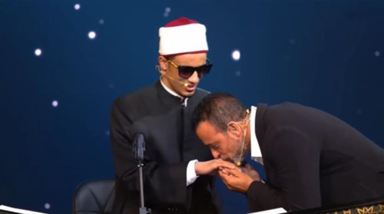 الداعية مصطفي حسني يقبل يد أحد المتسابقين
