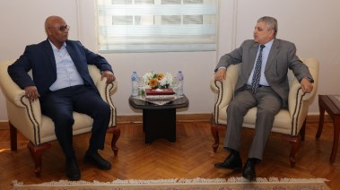 رئيس هيئة قناة السويس، الفريق أسامة ربيع، والمدير العام لهيئة الموانئ البحرية السودانية، المهندس جيلاني محمد جيلاني