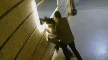 لحظة تعدي أب على ابنته بجسر السويس