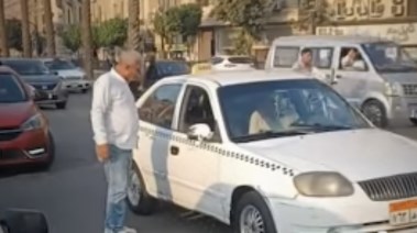سائق سيارة ملاكي يستوقف سائق تاكسي لإجباره على الانصراف