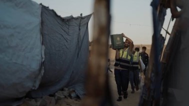 جانب من تسليم كافة المساعدات والمستلزمات الإنسانية الخاصة بالدُّفْعة الأولى من شاحنات القافلة الإغاثية الثانية عشرة لغزة