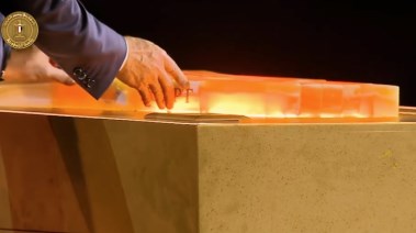 السيسي يضع القطعة الأخيرة بمجسم المتحف المصري الكبير