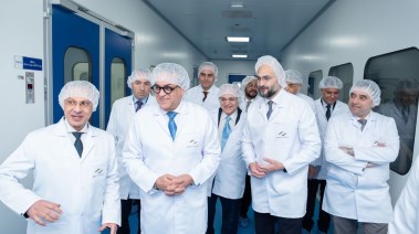 وزير الصحة في زيارة سابقة إلى شركة إيفا فارم