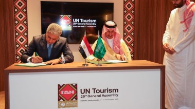 جانب من التوقيع