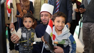 الأزهري يلتقط الصور مع الأطفال خلال الإدلاء بصوته في انتخابات مجلس النواب