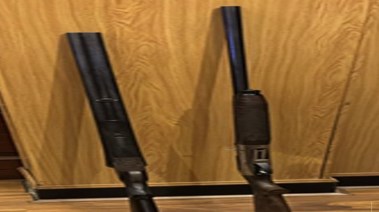 البندقيتين المضبوطين بحوزاة النائب