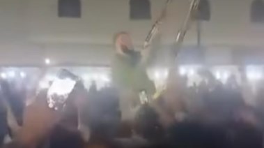 المرشح أثناء الاحتفال بفوزه