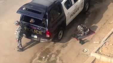 جانب من فيديو صانع المحتوى الأجنبي لشرطيين في مصر