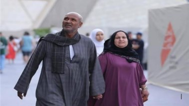 العم رشاد وزوجته داخل المتحف المصري الكبير