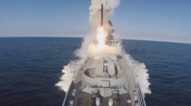 فرقاطة روسية تطلق صاروخ كاليبر، أحد الأسلحة المحتمل تصديرها لفنزويلا