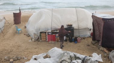 الأمطار تغمر الخيام في غزة