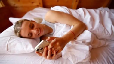 تجنب استخدام الهاتف فور الاستيقاظ 