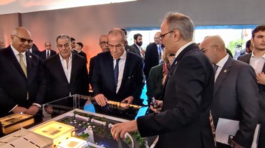 لطفي منصور يشاهد ماكيت مصنع ماك لوسائل النقل 