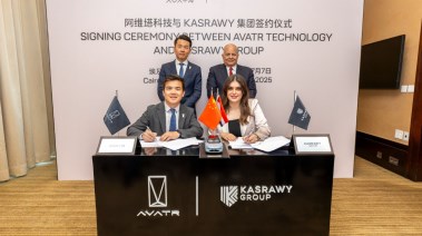 فريق قصراوي جروب مع ممثلي علامة Avatr 