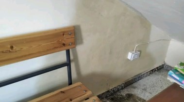 مياه تصل إلى الكهرباء داخل أحد الفصول