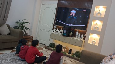 صورة الأطفال أثناء استماعهم لتلاوة القارئ محمد القلاجي