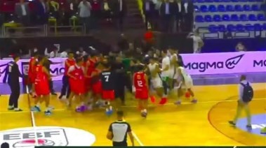 اشتباك لاعبي الأهلي والاتحاد