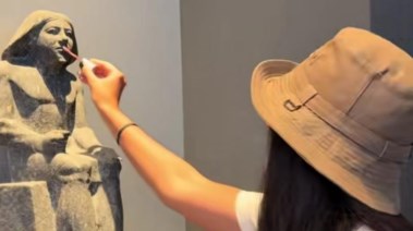 لقطة من فيديو لفتيات يعبثن بالآثار داخل المتحف المصري