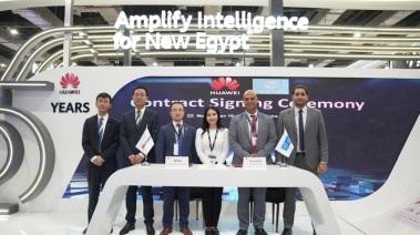 جانب من التوقيع