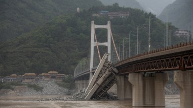 انهيار جسر الصين