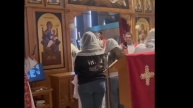 صورة من مقطع فيديو رسامة شماسات 