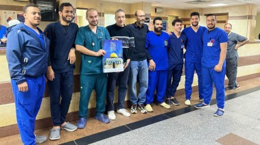 أطباء معهد الكببد بالمنوفية يمسكون بهدية عم حسن