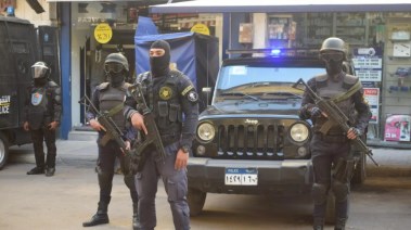 رجال الشرطة أمام إحدى اللجان