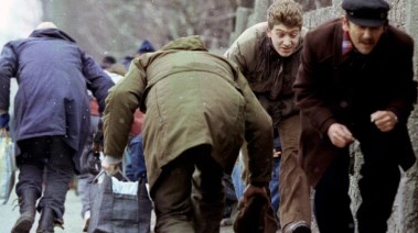 مسلمو البوسنة خلال عبور زقاق القناصة