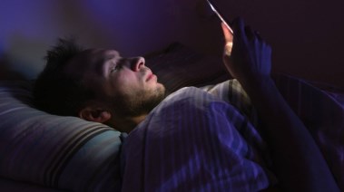 استخدام الهاتف قبل النوم- أرشيفية