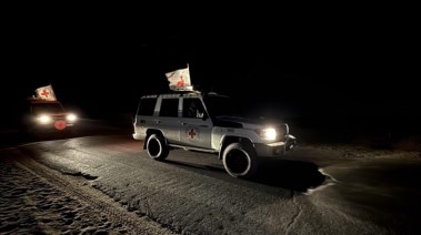 حماس تُسلم رفات 3 رهائن إسرائيليين للصليب الأحمر 