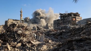 غارات إسرائيلية عنيفة وهدم مباني شرق غزة وحماس تُحذر من انهيار الاتفاق