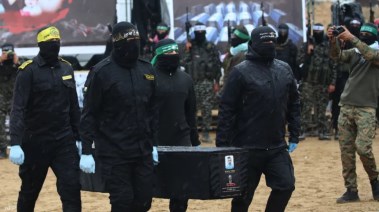 كتائب القسام تتسلم جثـمان أسير إسرئيلي