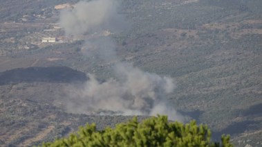 دخان يتصاعد من موقع غارة إسرائيلية على جنوب لبنان