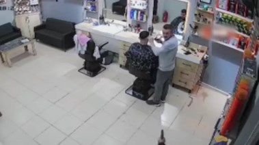 لقطة من الفيديو للحظة دخول مطلق النار على الحلاق