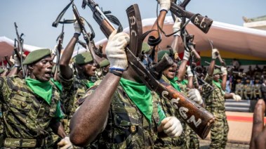 جنود يحملون أسلحة في أيديهم  - أرشيف