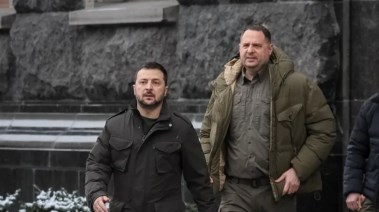 الرئيس الأوكراني فولوديمير زيلينسكي مع مدير مكتبه أندريه يرماك في كييف