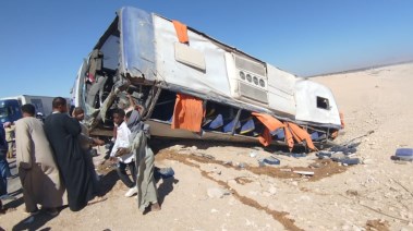 انقلاب أتوبيس رحلات مدارس بالطريق الصحراوي الغربي بالأقصر