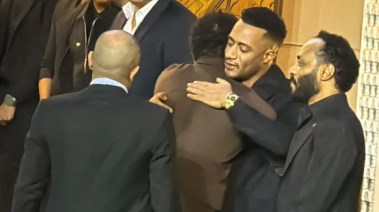 محمد رمضان في عزاء والده