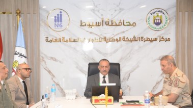 محافظ أسيوط في غرفة العمليات