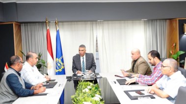 اجتماع محافظ أسوان بشأن مشروع إعادة تأهيل المنازل بالنوبة