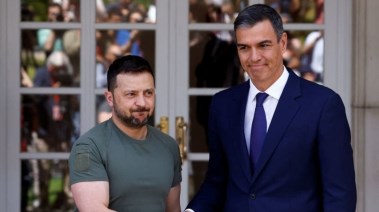  رئيس الوزراء الإسباني بيدرو سانشيز والرئيس الأوكراني فولوديمير زيلينسكي