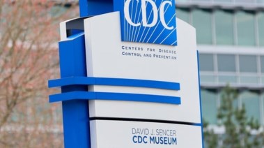 شعار مركز السيطرة على الأمراض والوقاية منها عند مدخل المقر الرئيسي للوكالة في أتلانتا (أسوشيتد برس)