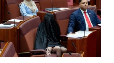 بولين هانسون ترتدي النقاب في جلسة مجلس الشيوخ 