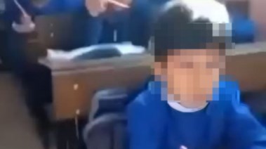 معلمة تعنف التلاميذ داخل الفصل