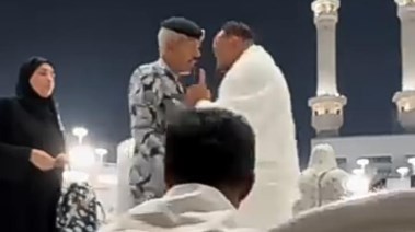 رجل أمن يعتدي على معتمر داخل المسجد الحرام