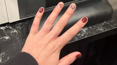 تجربة لارا أوينز على أظافرها 