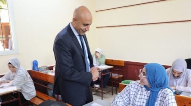 وزير التعليم يتفقد احدى اللجان - ارشيفية