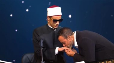 الداعية مصطفي حسني يقبل يد أحد المتسابقين